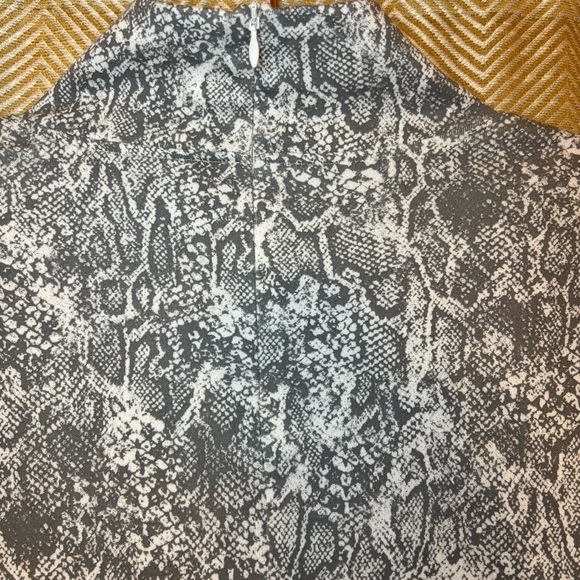 NWT Chicos Snake-Print Mock Neck Tunic, SZ 1, Medium - Picture 7 of 7